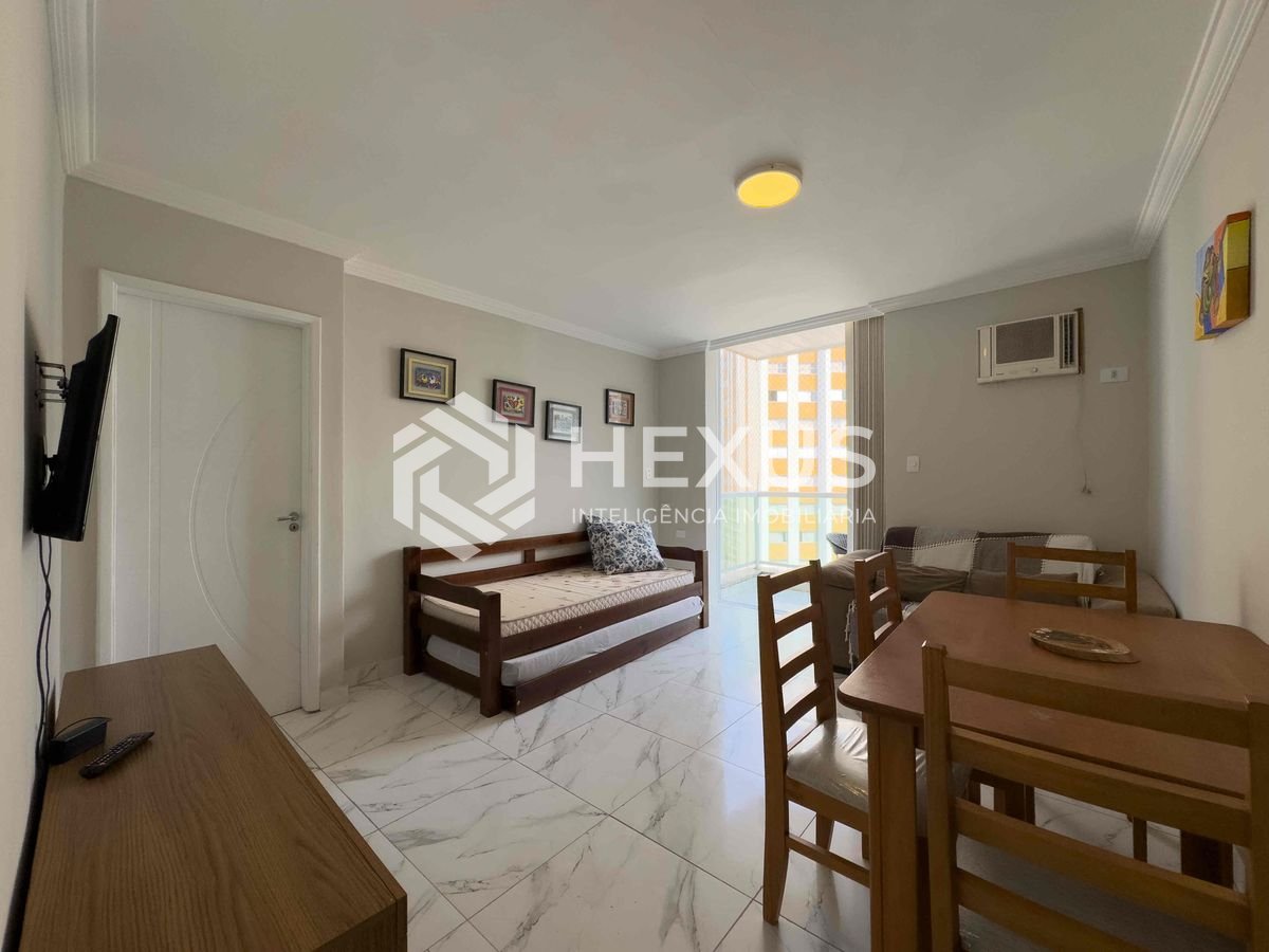 Foto 2 de Apartamento reformado com varanda e vista mar na quadra mar da Praia das Pitangueiras, Guaruja
