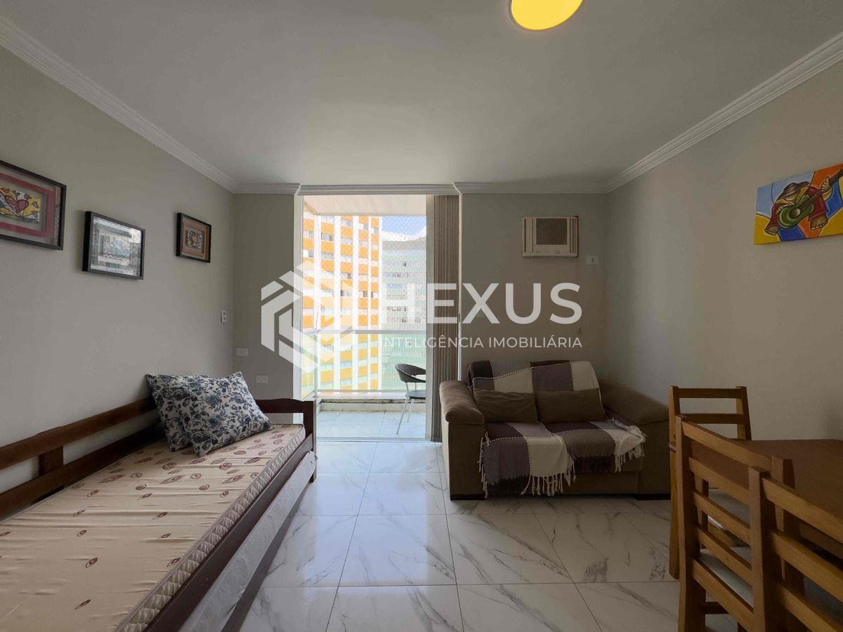 Foto 3 de Apartamento reformado com varanda e vista mar na quadra mar da Praia das Pitangueiras, Guaruja