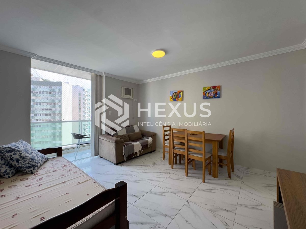 Foto 4 de Apartamento reformado com varanda e vista mar na quadra mar da Praia das Pitangueiras, Guaruja
