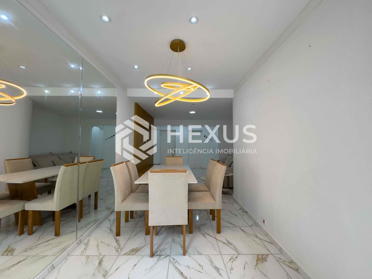 Foto 3 de Apartamento reformado com varanda e lazer na quadra mar da Praia das Pitangueiras, Guaruja