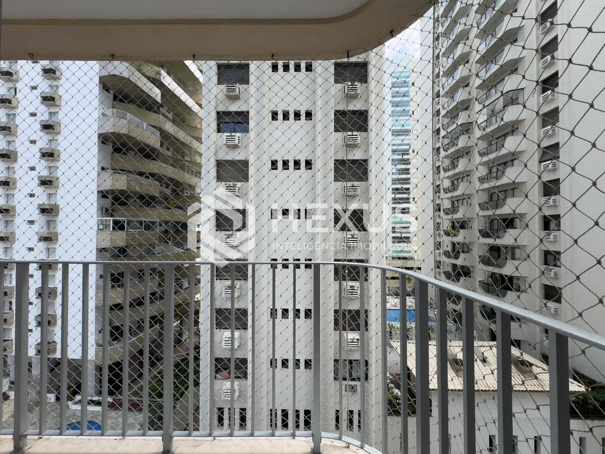 Foto 5 de Apartamento reformado com varanda e lazer na quadra mar da Praia das Pitangueiras, Guaruja