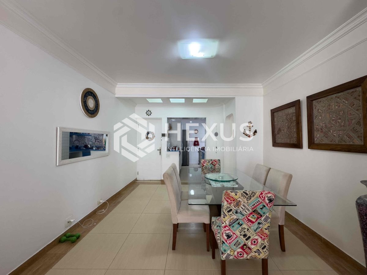 Foto 2 de Apartamento com varanda e lazer na quadra mar da Praia das Pitangueiras, Guaruja