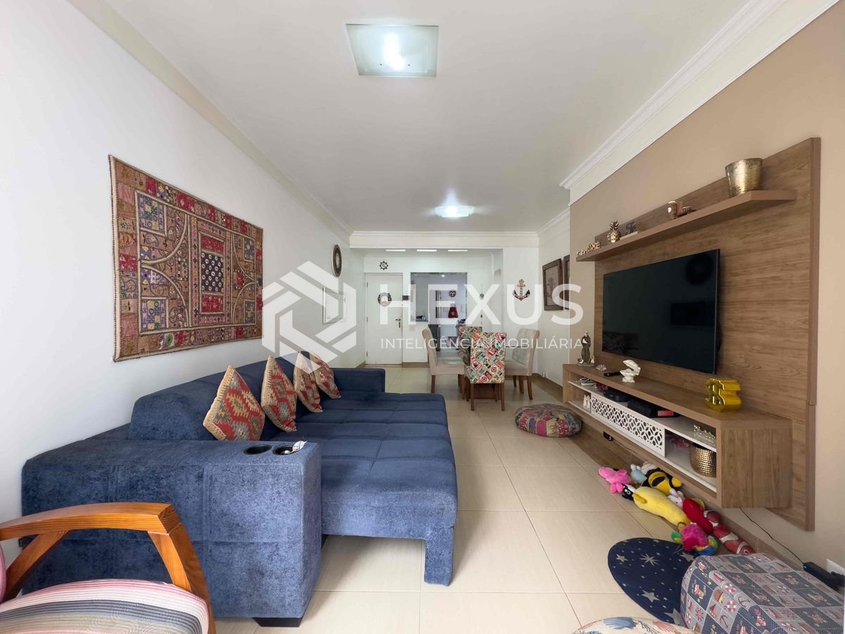 Foto 3 de Apartamento com varanda e lazer na quadra mar da Praia das Pitangueiras, Guaruja