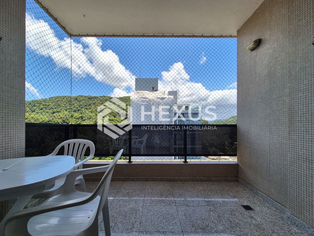 Foto 2 de Apartamento com varanda e lazer na praia das pitangueiras, guaruja.
