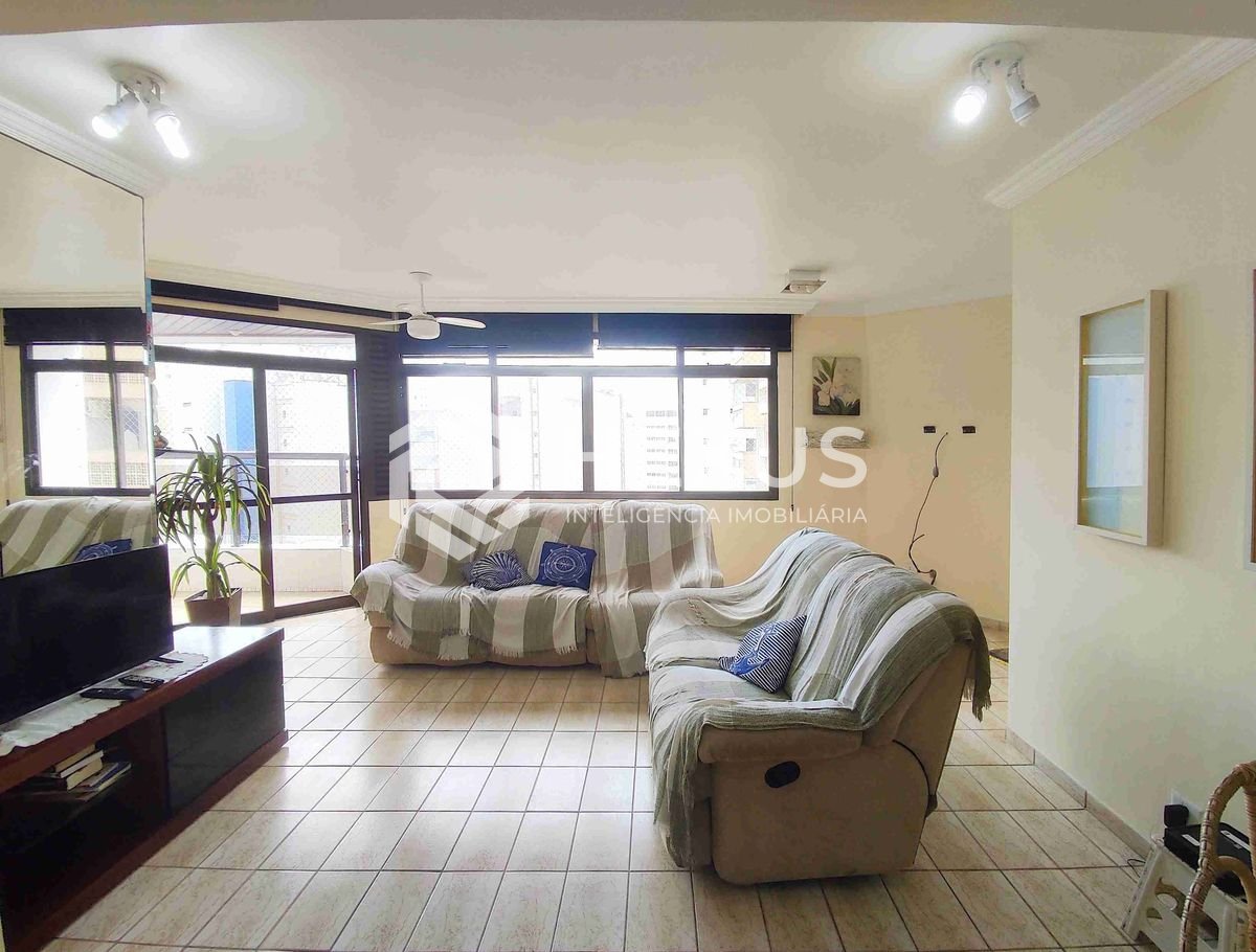 Foto 2 de Apartamento com varanda e lazer a uma quadra da Praia das Asturias, Guaruja