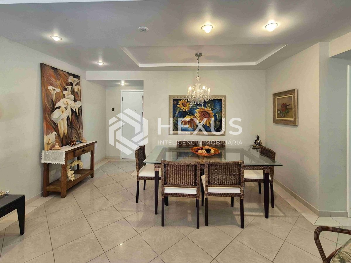 Foto 2 de Apartamento com varanda e lazer na Praia das Pitangueiras, Guaruja