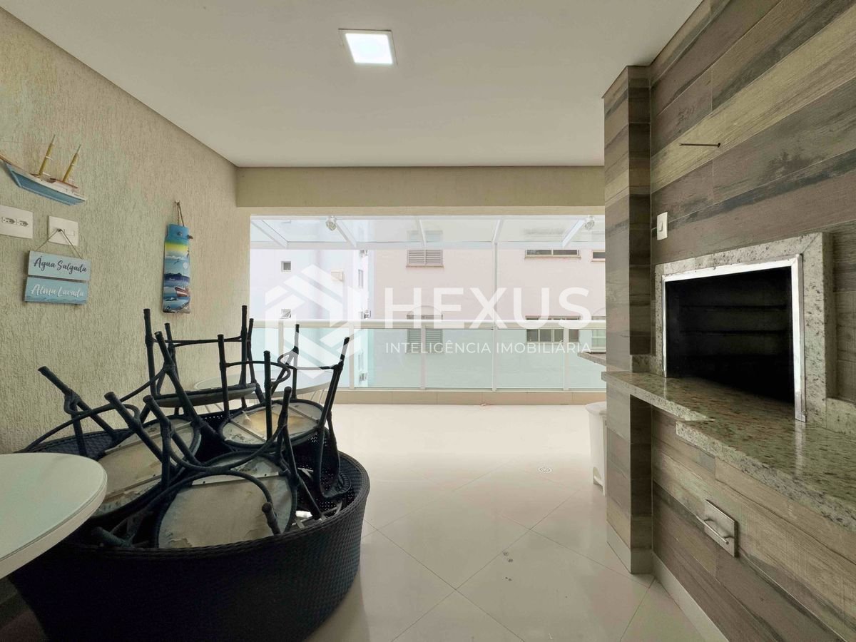 Foto 2 de Apartamento garden reformado com área gourmet e lazer na quadra mar da Praia das Pitangueiras, Guaruja