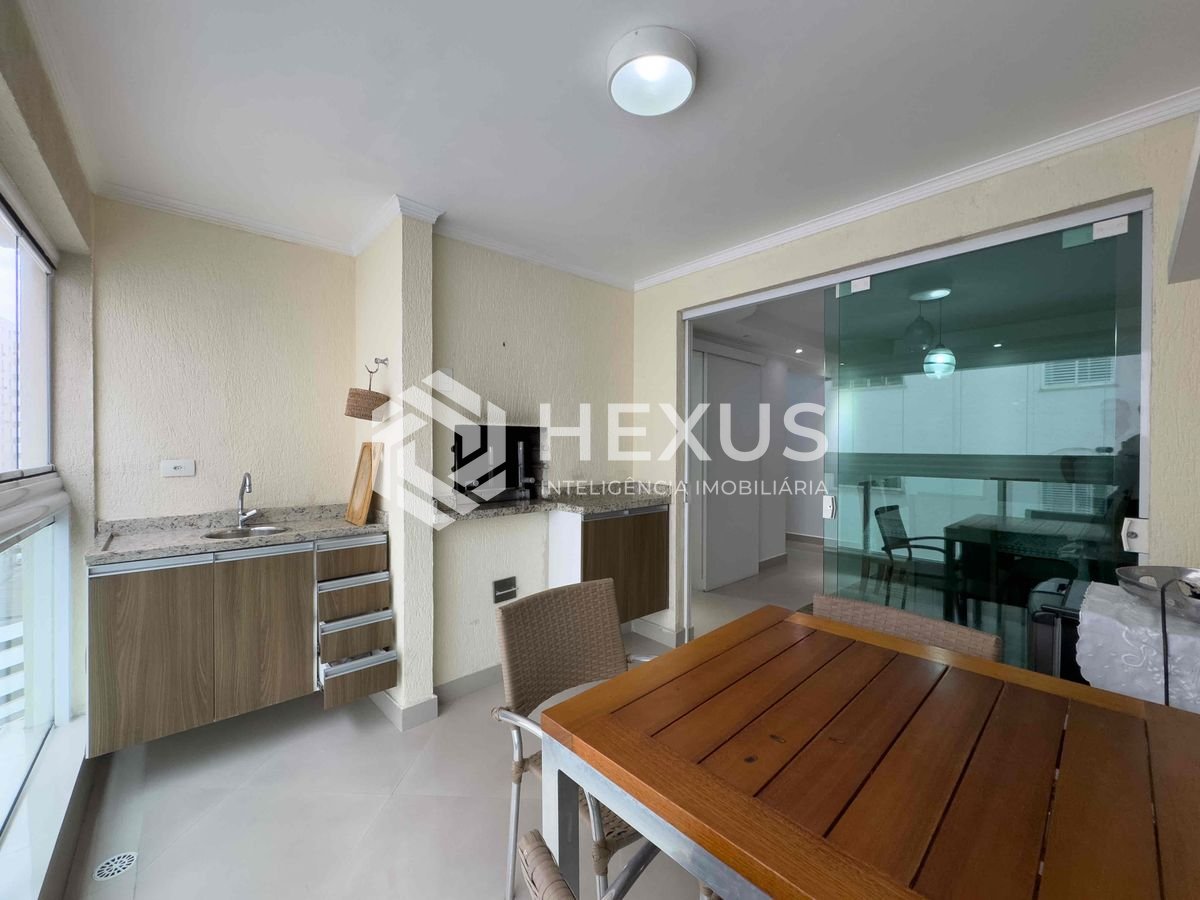 Foto 2 de Apartamento reformado com varanda gourmet e lazer na quadra mar da Praia das Pitangueiras, Guaruja