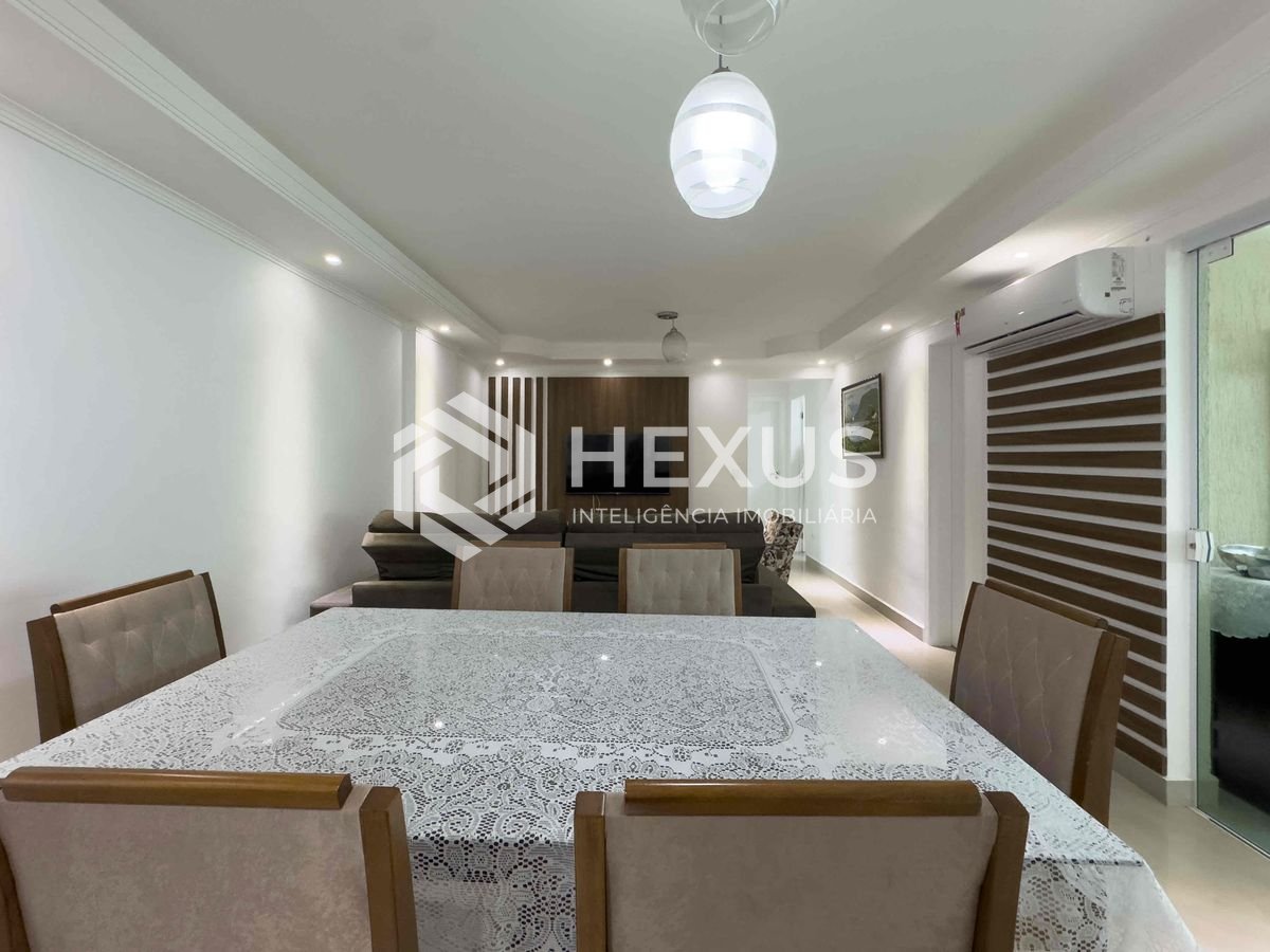 Foto 3 de Apartamento reformado com varanda gourmet e lazer na quadra mar da Praia das Pitangueiras, Guaruja