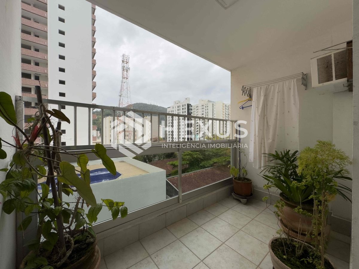 Foto 3 de Apartamento com varanda na a uma quadra da Praia das Pitangueiras, Guaruja
