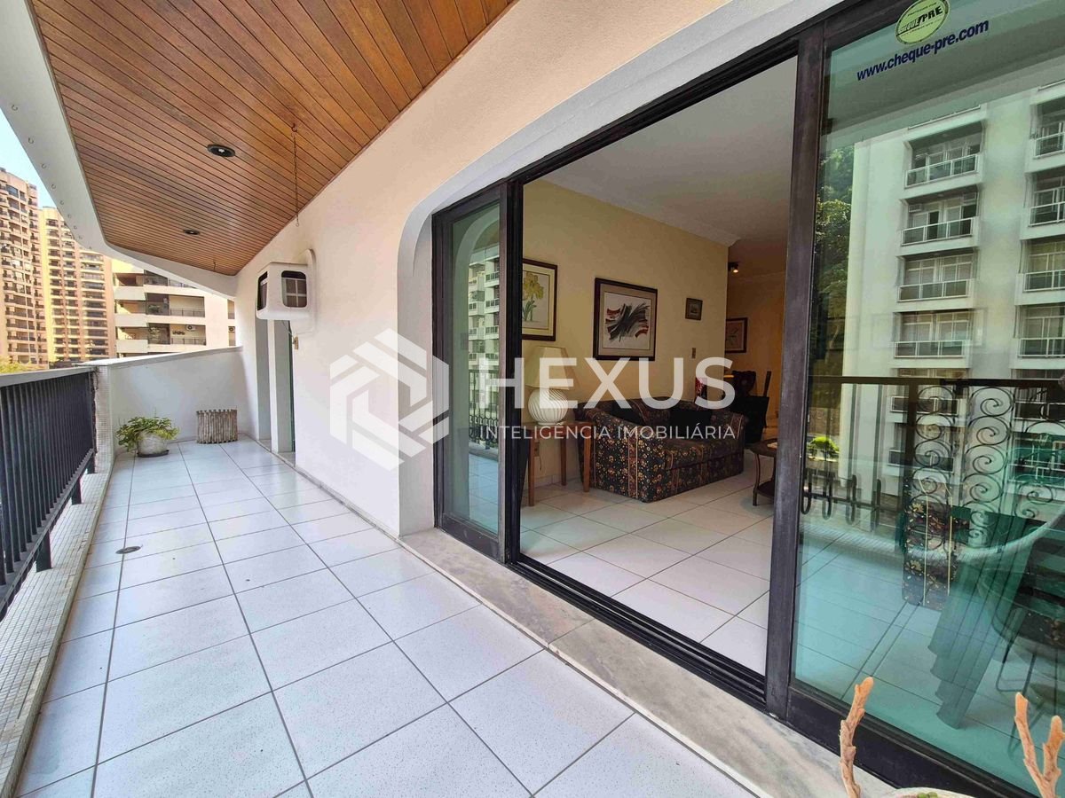 Foto 2 de Apartamento com varanda e lazer na Praia das Pitangueiras, Guaruja