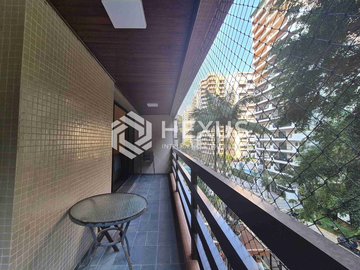 Foto 3 de Apartamento com varanda e lazer na Praia das Pitangueiras, Guaruja