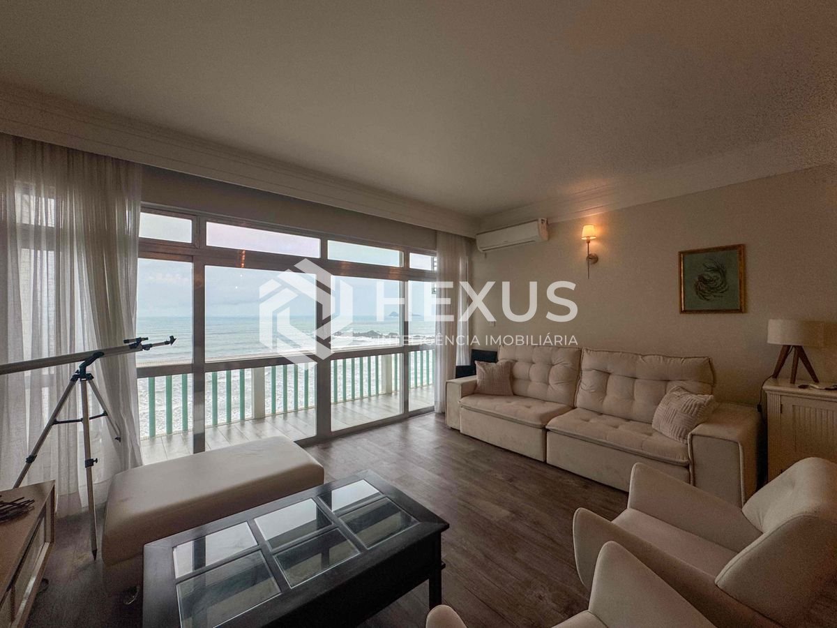 Foto 4 de Apartamento frente mar com varanda e vista mar na Praia das Pitangueiras, Guaruja