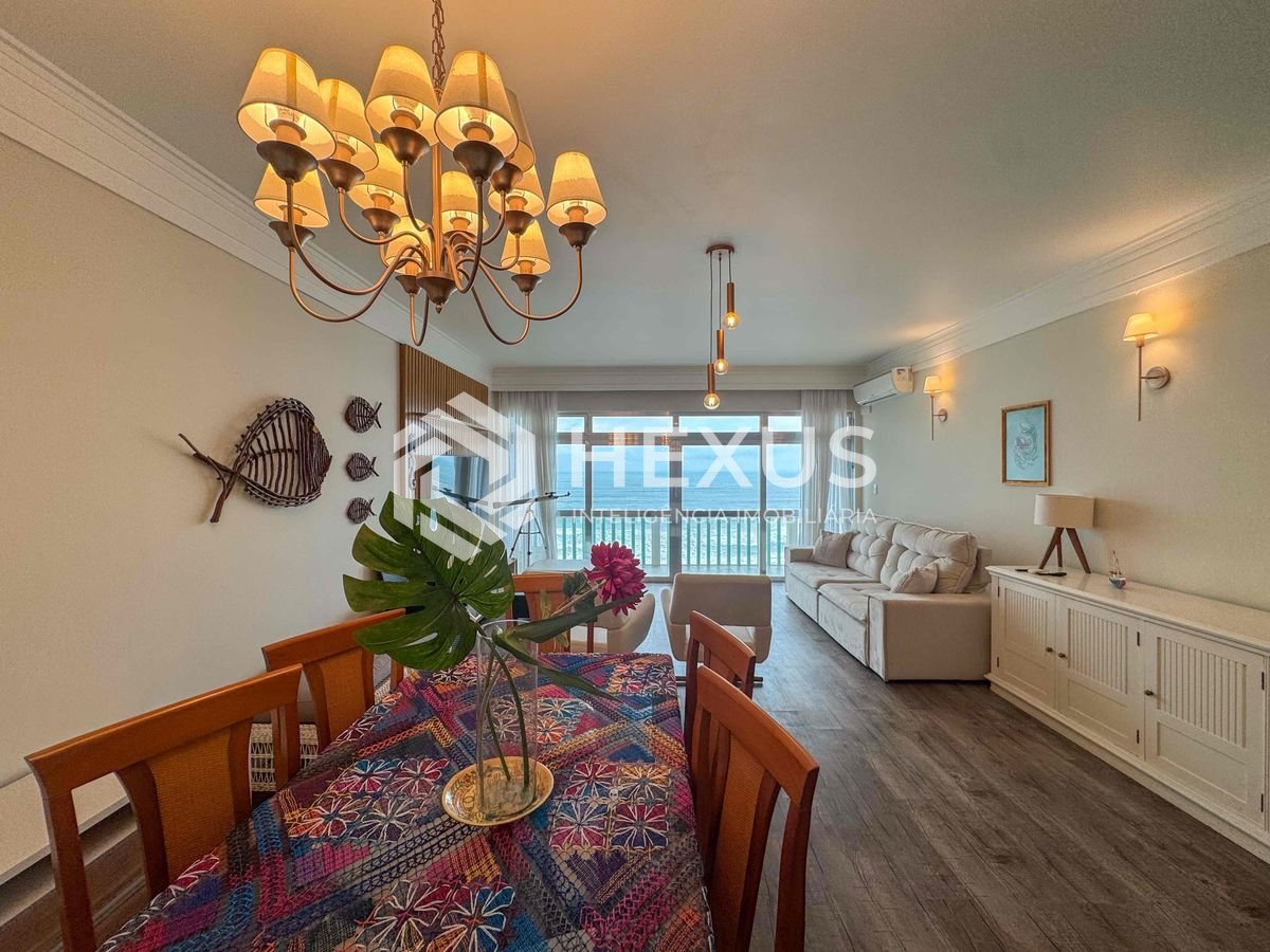 Foto 5 de Apartamento frente mar com varanda e vista mar na Praia das Pitangueiras, Guaruja