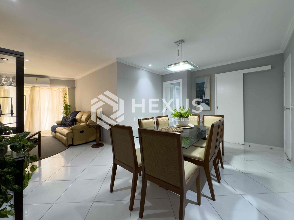 Foto 3 de Apartamento reformado com varanda e lazer a uma quadra da Praia das Pitangueiras, Guaruja