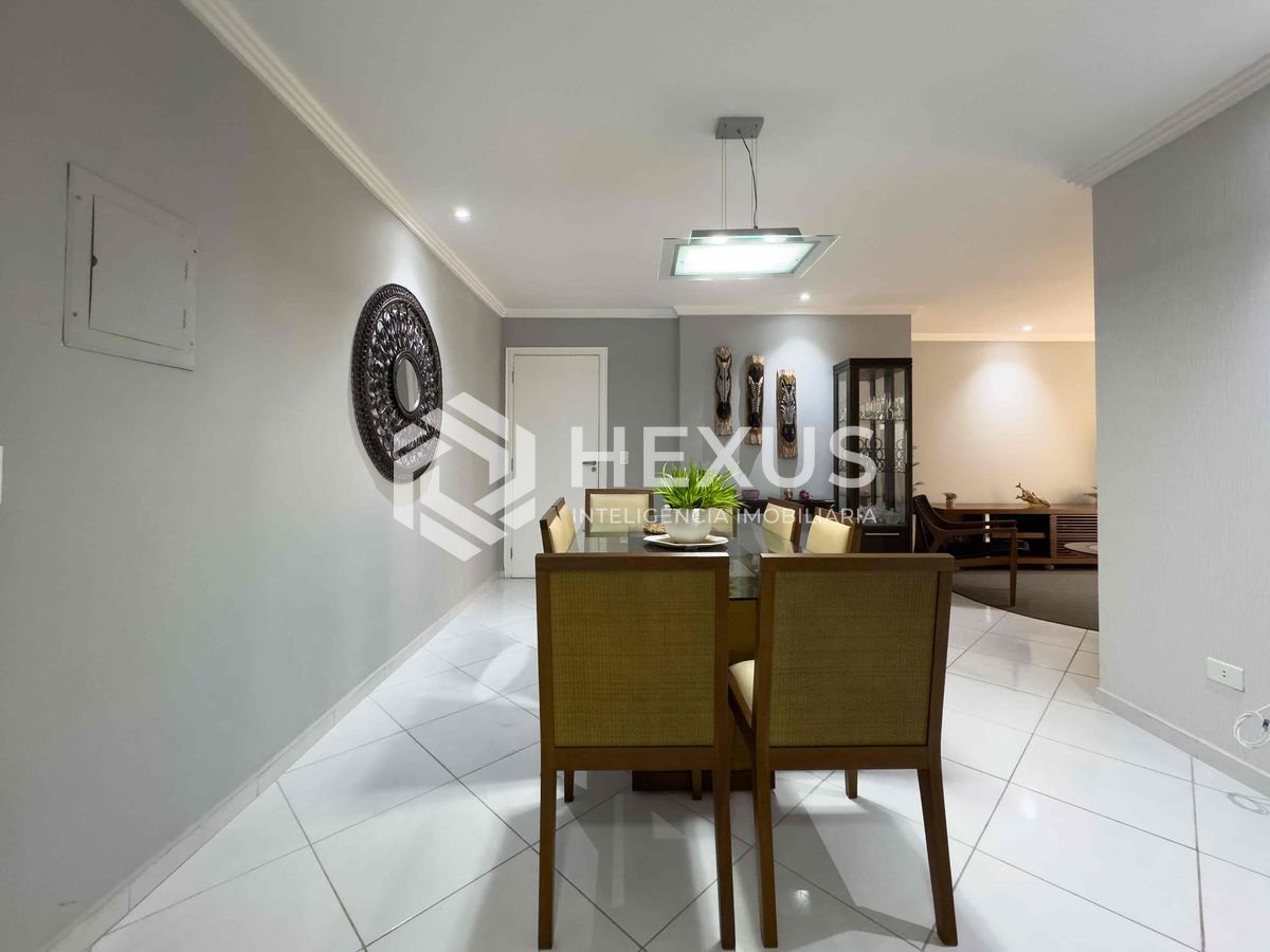 Foto 4 de Apartamento reformado com varanda e lazer a uma quadra da Praia das Pitangueiras, Guaruja