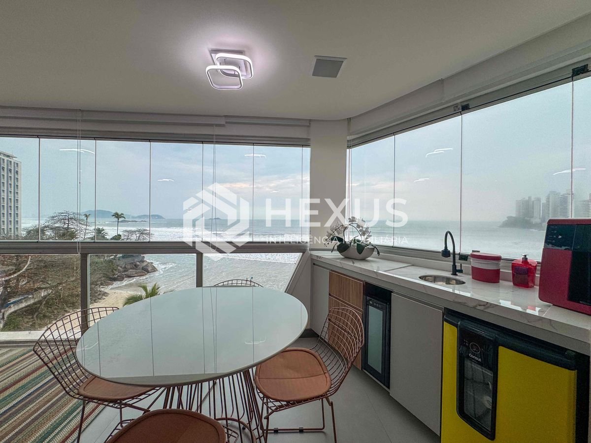 Foto 5 de Apartamento reformado frente mar com varanda vista mar e lazer na Praia das Asturias, Guaruja