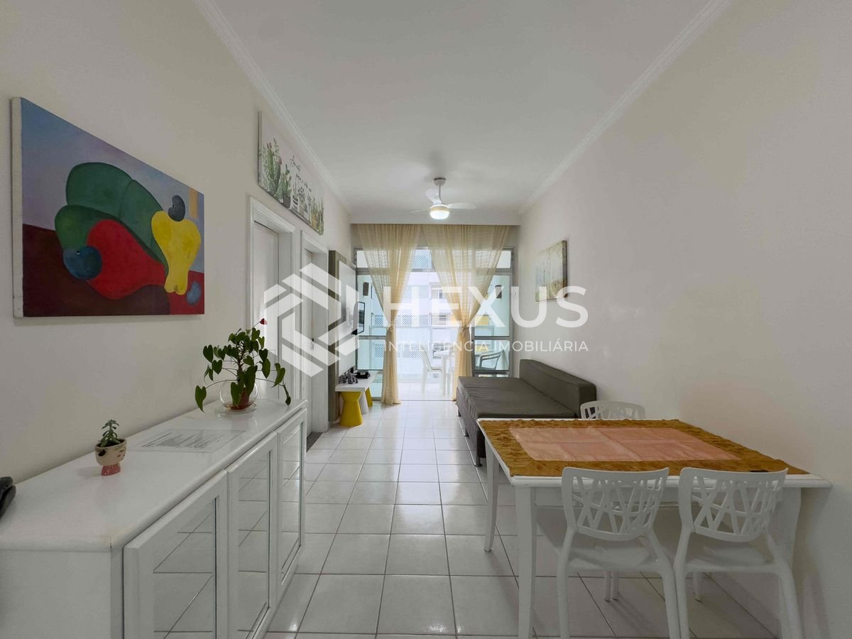 Foto 2 de Apartamento reformado e mobiliado com varanda na quadra mar da Praia das Pitangueiras, Guaruja
