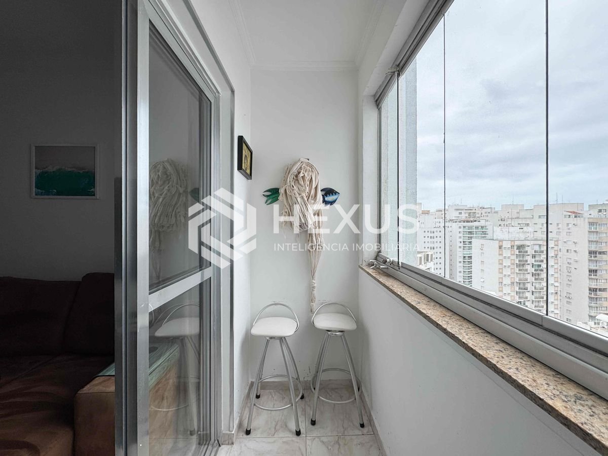 Foto 4 de Apartamento com varanda, vista mar e lazer a uma quadra da Praia das Pitangueiras, Guaruja