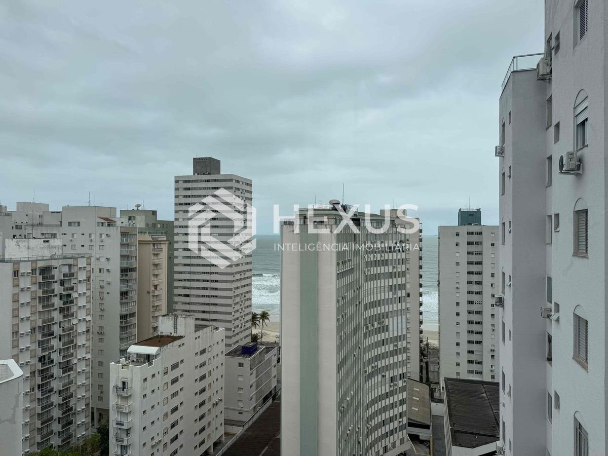Foto 5 de Apartamento com varanda, vista mar e lazer a uma quadra da Praia das Pitangueiras, Guaruja