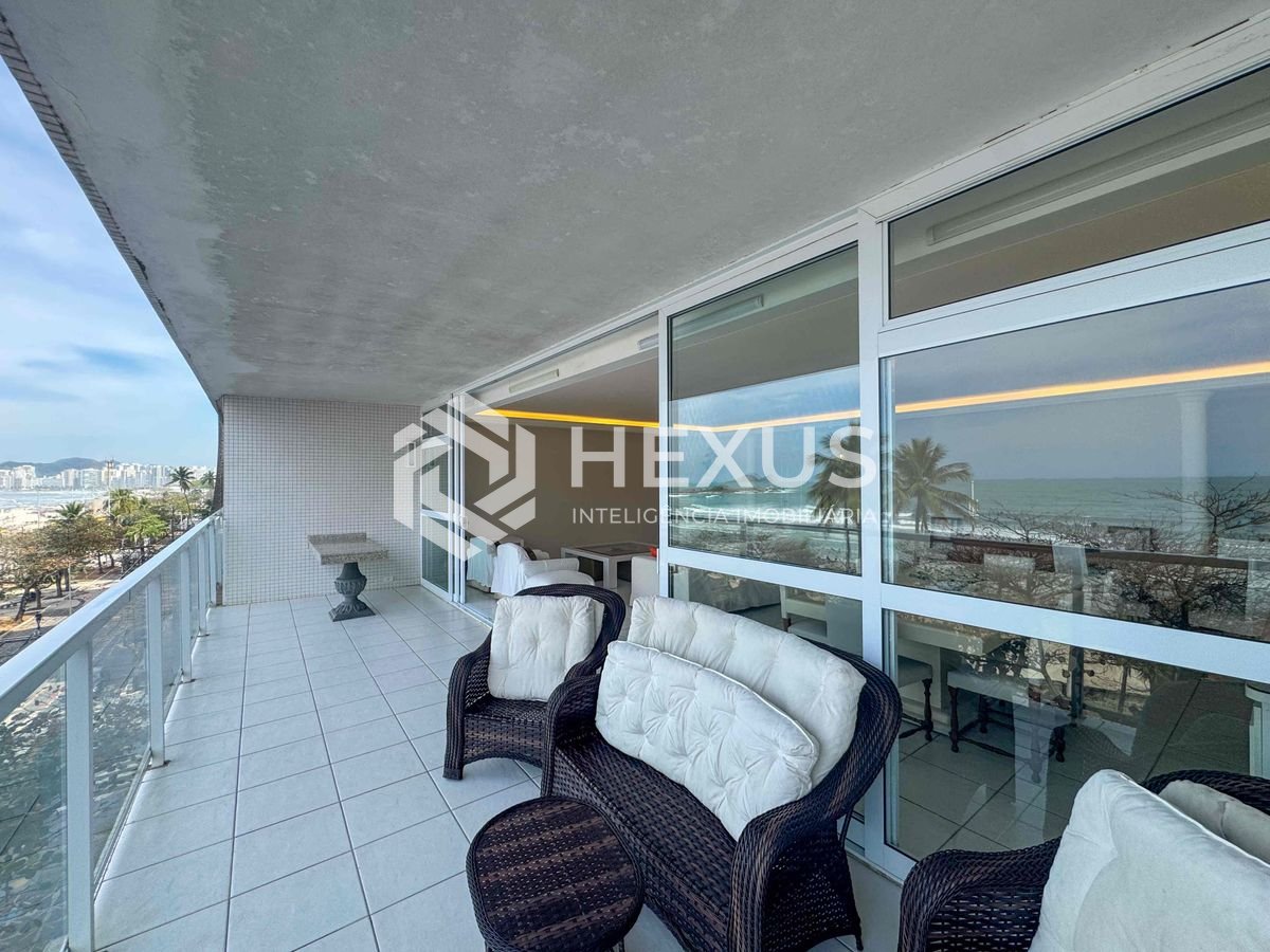 Foto 3 de Apartamento reformado frente mar com varanda vista mar e lazer na Praia das Pitangueiras, Guaruja
