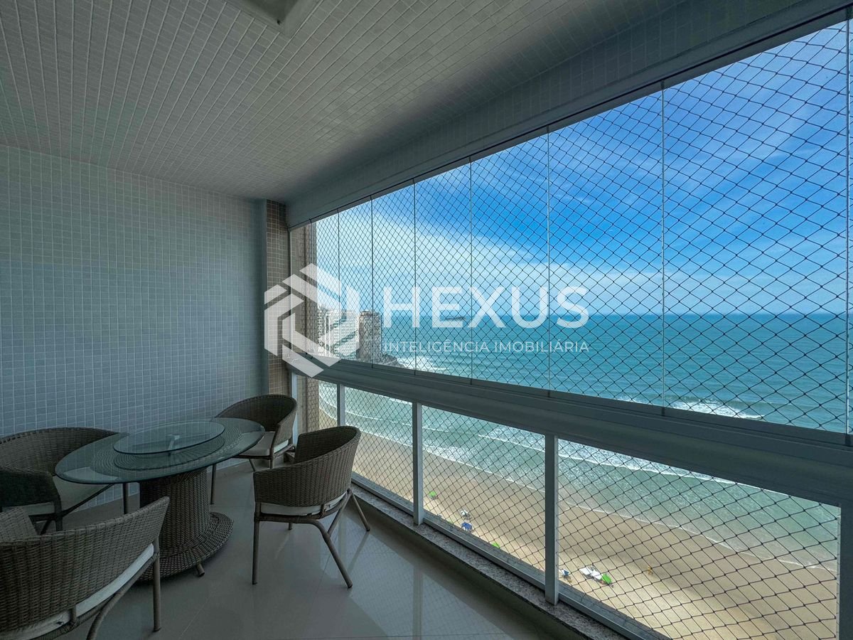 Foto 2 de Apartamento reformado frente mar com varanda e vista oceânica na Praia das Pitangueiras, Guaruja