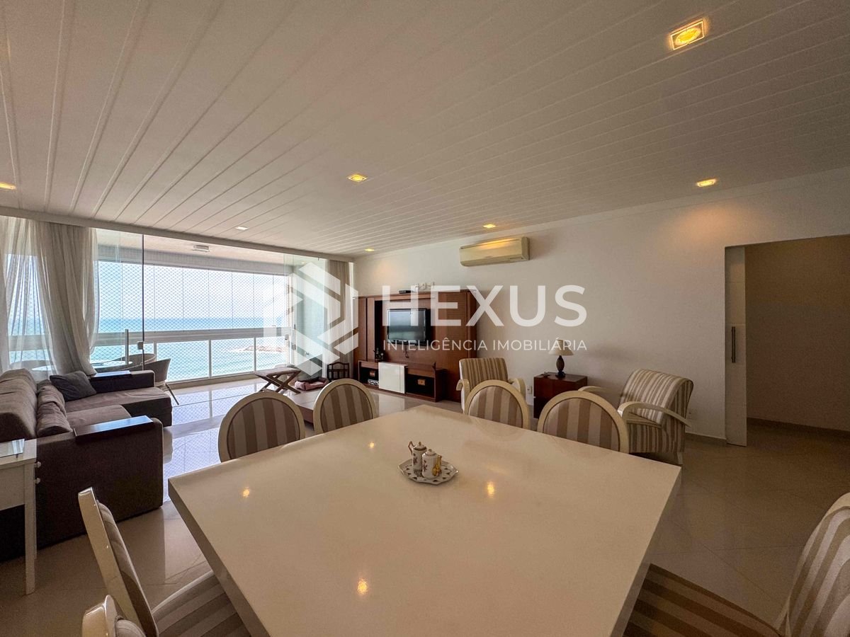 Foto 3 de Apartamento reformado frente mar com varanda e vista oceânica na Praia das Pitangueiras, Guaruja