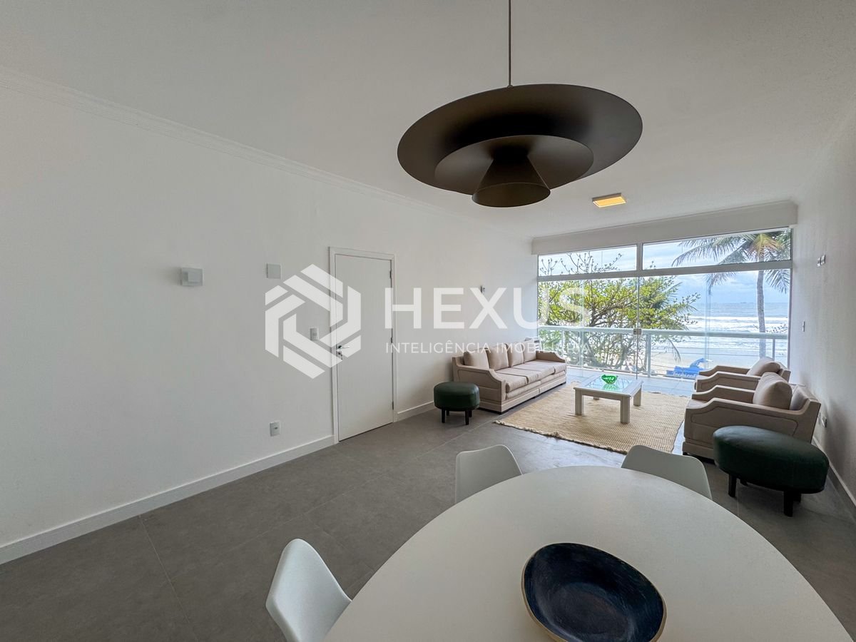 Foto 4 de Apartamento frente mar com varanda na Praia das Pitangueiras, Guaruja