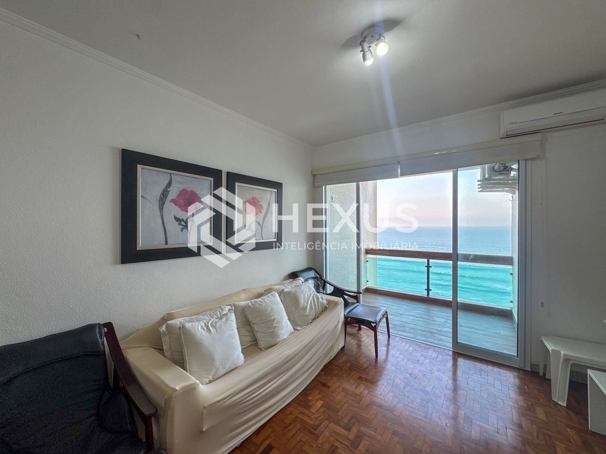 Foto 3 de Apartamento frente mar com varanda e vista mar na Praia das Pitangueiras, Guaruja
