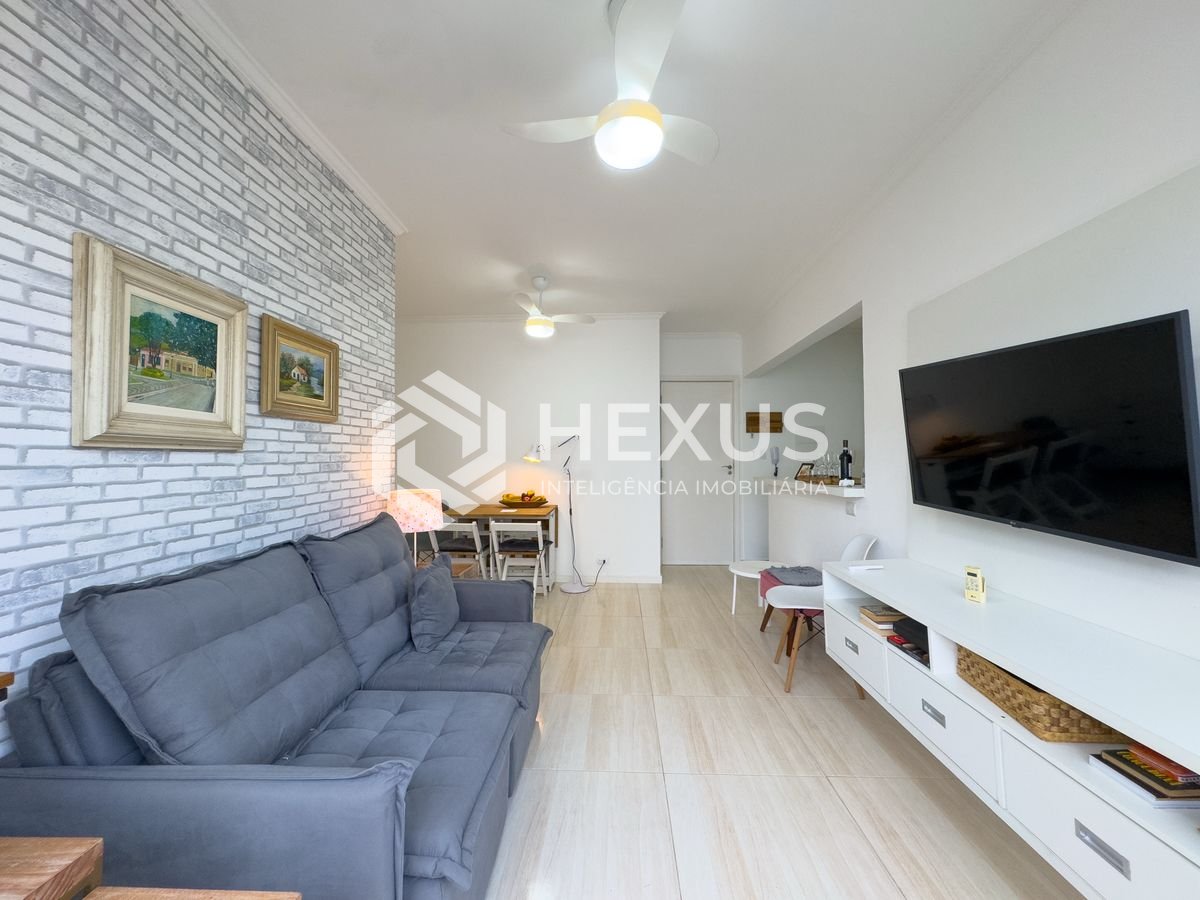Foto 2 de Apartamento reformado com varanda e vista mar na quadra mar da Praia das Pitangueiras, Guaruja