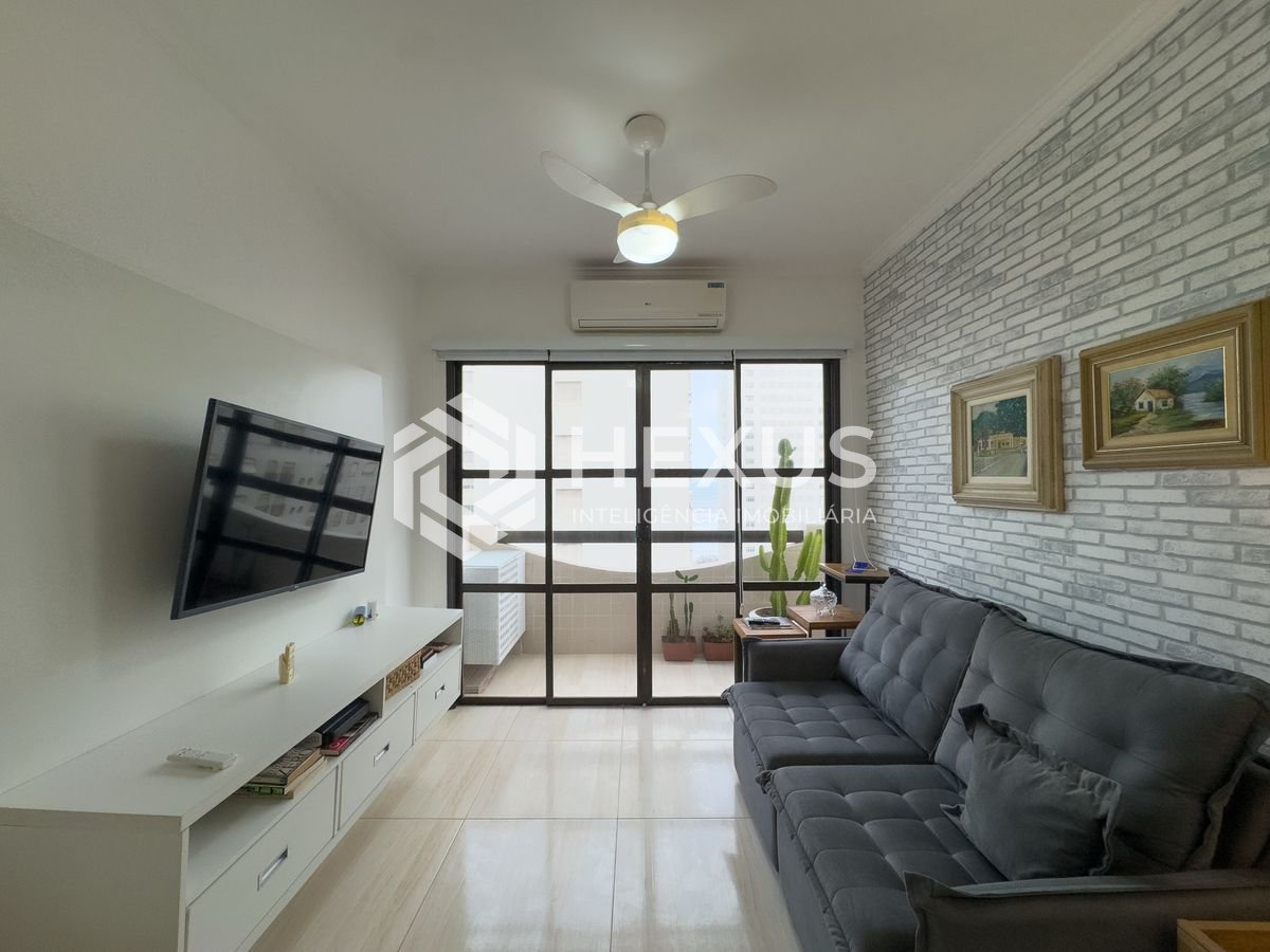 Foto 4 de Apartamento reformado com varanda e vista mar na quadra mar da Praia das Pitangueiras, Guaruja