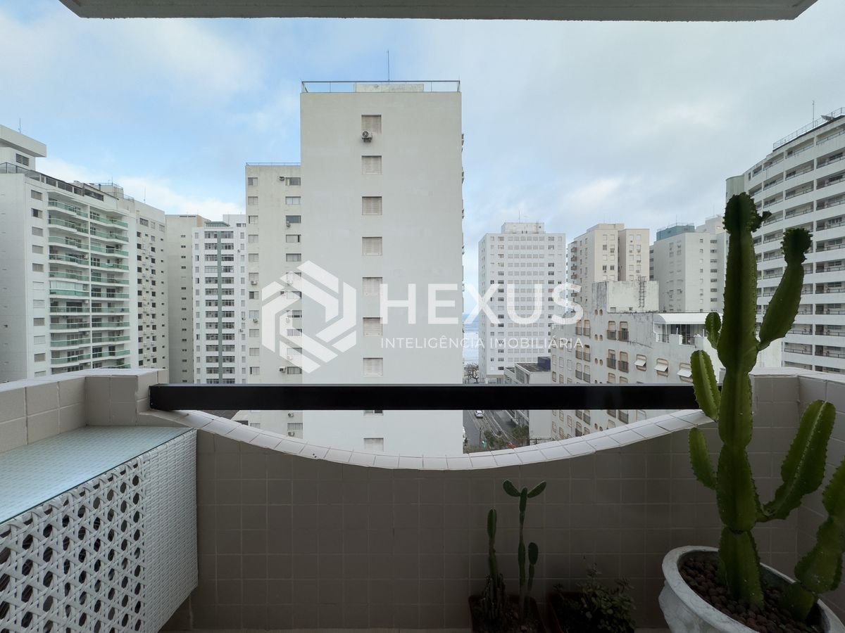 Foto 5 de Apartamento reformado com varanda e vista mar na quadra mar da Praia das Pitangueiras, Guaruja