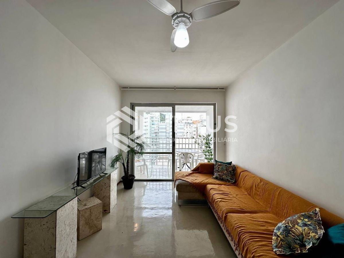 Foto 2 de Apartamento reformado com varanda, vista mar, uma quadra da Praia das Pitangueiras, Guaruja