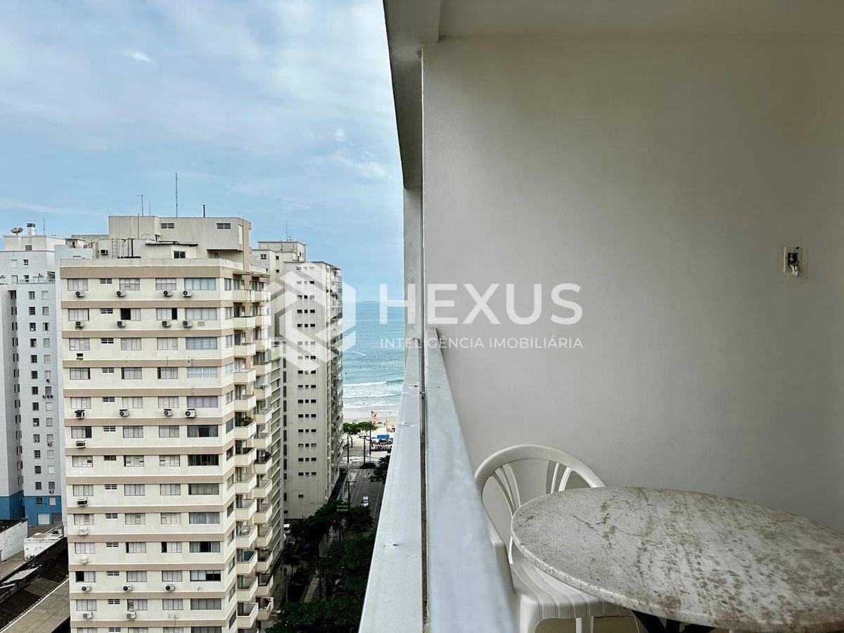 Foto 3 de Apartamento reformado com varanda, vista mar, uma quadra da Praia das Pitangueiras, Guaruja