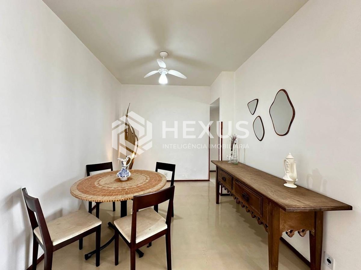 Foto 4 de Apartamento reformado com varanda, vista mar, uma quadra da Praia das Pitangueiras, Guaruja
