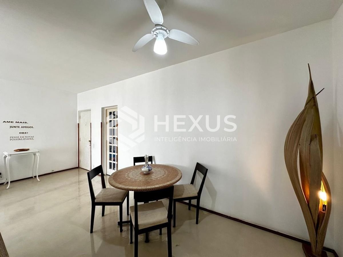 Foto 5 de Apartamento reformado com varanda, vista mar, uma quadra da Praia das Pitangueiras, Guaruja