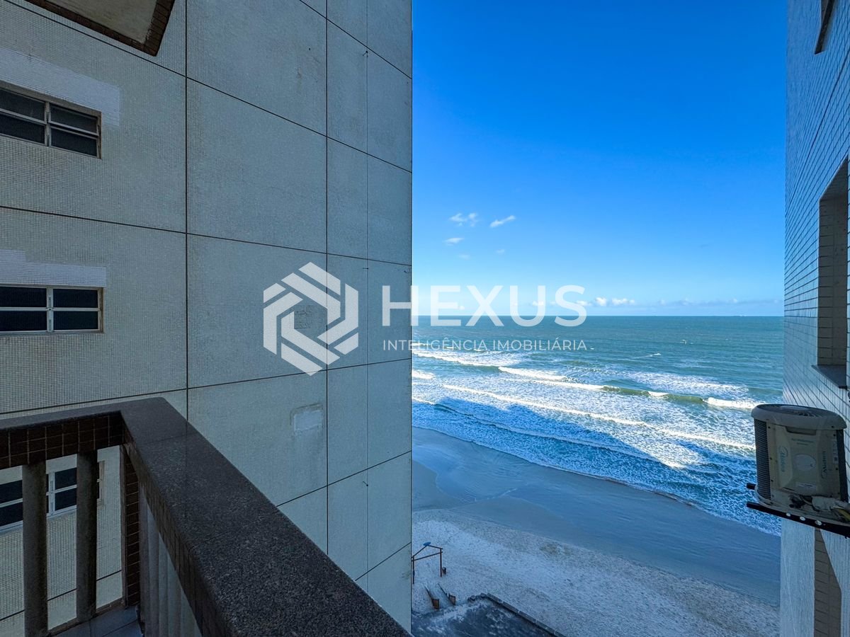 Foto 4 de Apartamento frente mar com varanda e vista mar na Praia das Pitangueiras, Guaruja