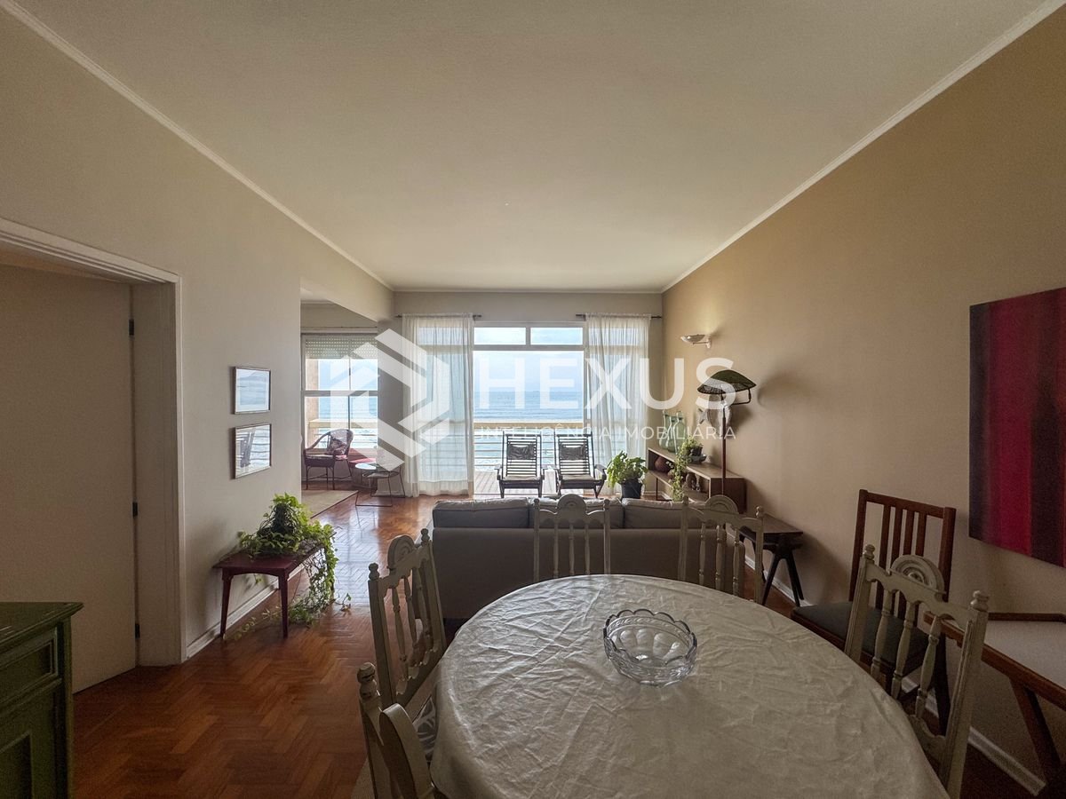 Foto 2 de Apartamento frente mar com varanda e vista mar na Praia das Pitangueiras, Guaruja