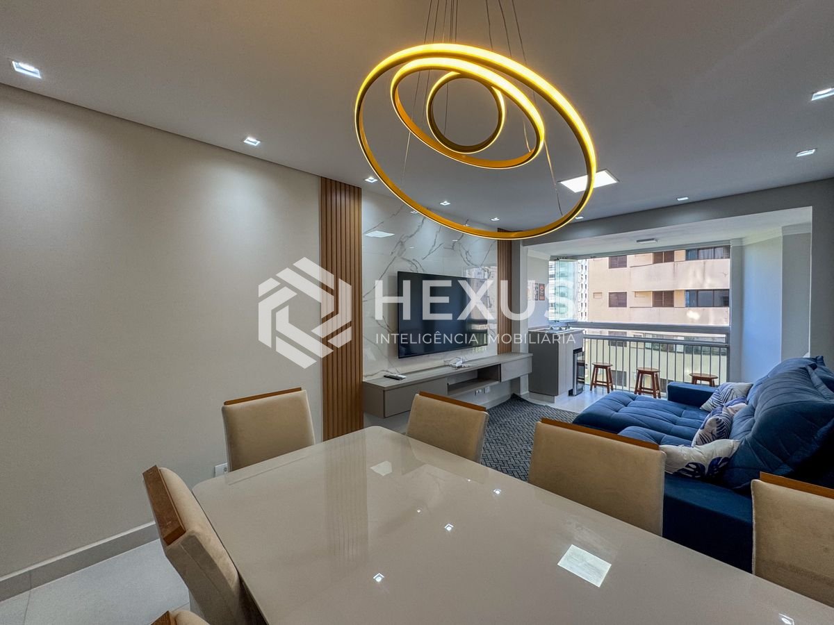 Foto 3 de Apartamento reformado com varanda gourmet na quadra-mar da Praia das Pitangueiras, Guaruja