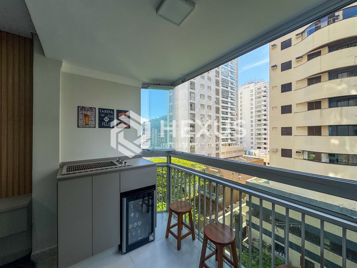 Foto 4 de Apartamento reformado com varanda gourmet na quadra-mar da Praia das Pitangueiras, Guaruja