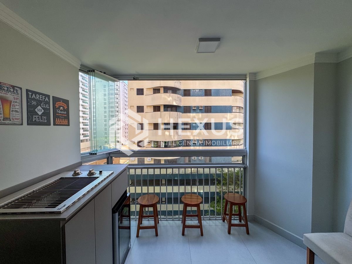 Foto 5 de Apartamento reformado com varanda gourmet na quadra-mar da Praia das Pitangueiras, Guaruja
