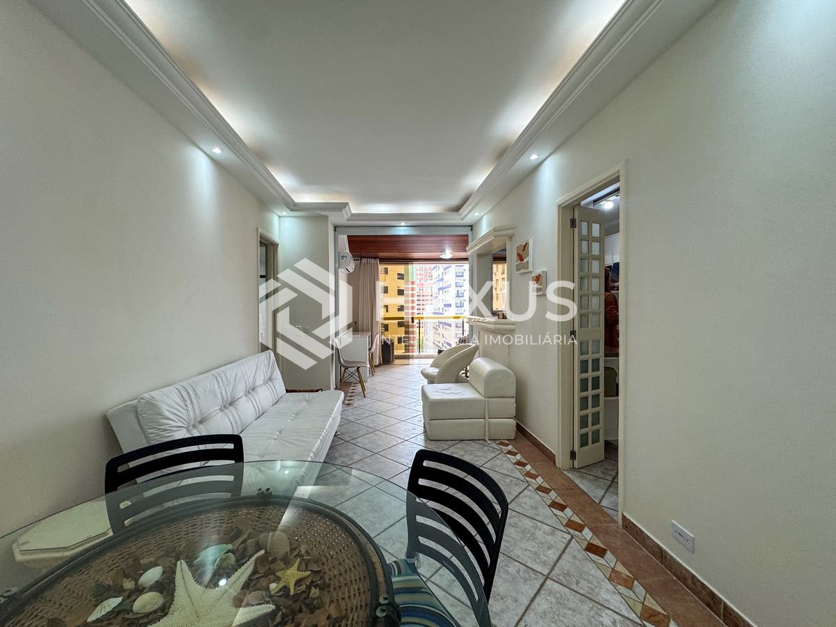 Foto 2 de Apartamento com varanda e lazer a uma quadra da Praia das Pitangueiras, Guaruja