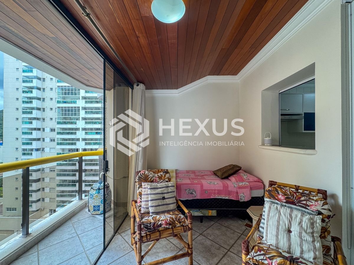 Foto 3 de Apartamento com varanda e lazer a uma quadra da Praia das Pitangueiras, Guaruja