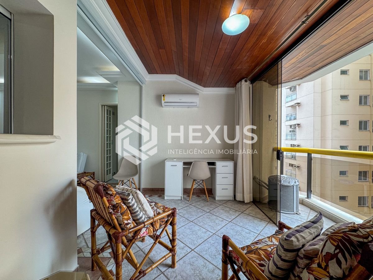 Foto 4 de Apartamento com varanda e lazer a uma quadra da Praia das Pitangueiras, Guaruja