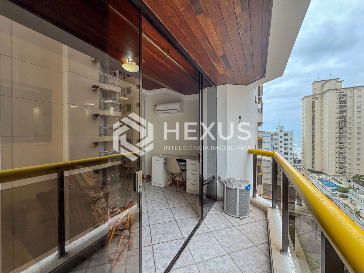 Foto 5 de Apartamento com varanda e lazer a uma quadra da Praia das Pitangueiras, Guaruja