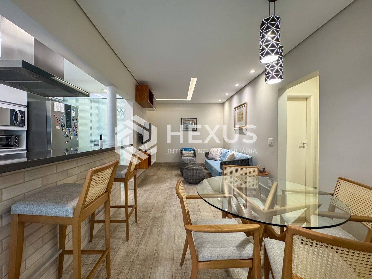 Foto 2 de Apartamento reformado com varanda e lazer a uma quadra da Praia das Pitangueiras, Guaruja