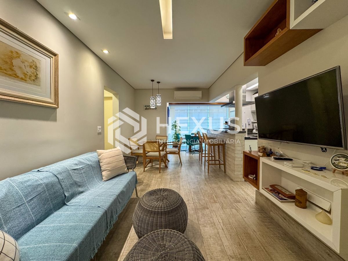 Foto 3 de Apartamento reformado com varanda e lazer a uma quadra da Praia das Pitangueiras, Guaruja