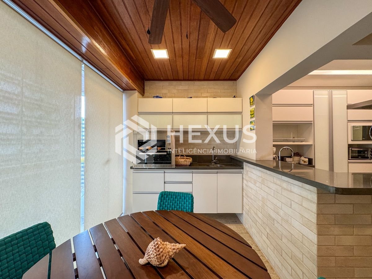 Foto 4 de Apartamento reformado com varanda e lazer a uma quadra da Praia das Pitangueiras, Guaruja