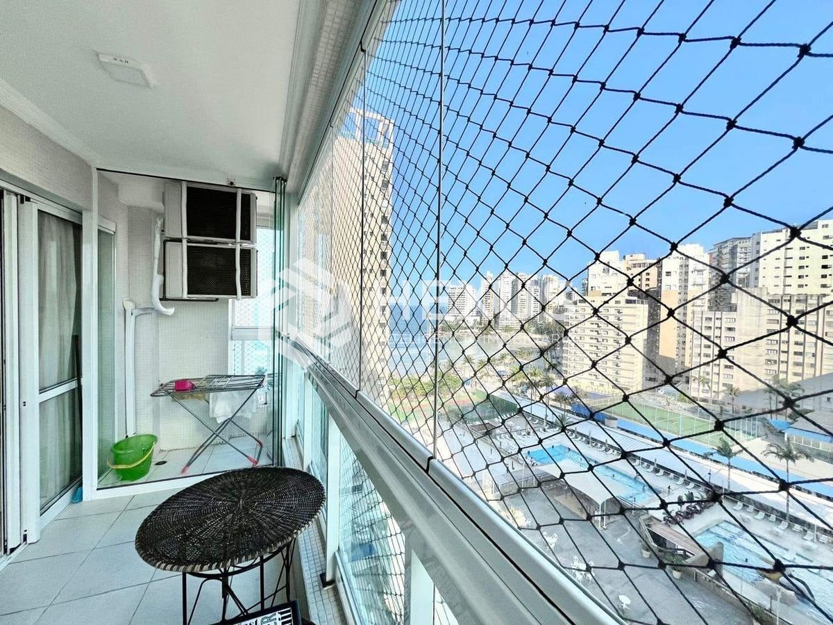 Foto 2 de Apartamento com varanda, vista mar e lazer na quadra mar da Praia das Pitangueiras, Guaruja