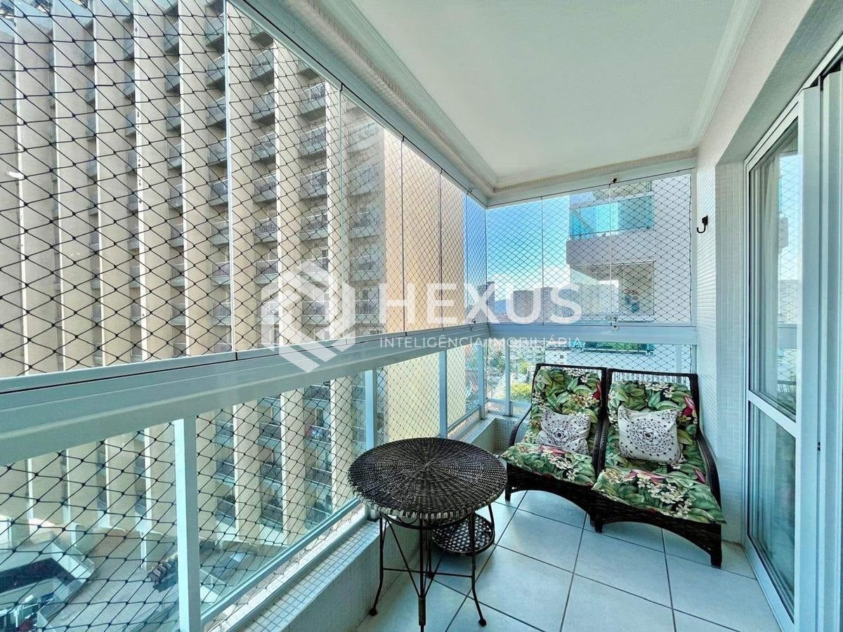 Foto 3 de Apartamento com varanda, vista mar e lazer na quadra mar da Praia das Pitangueiras, Guaruja